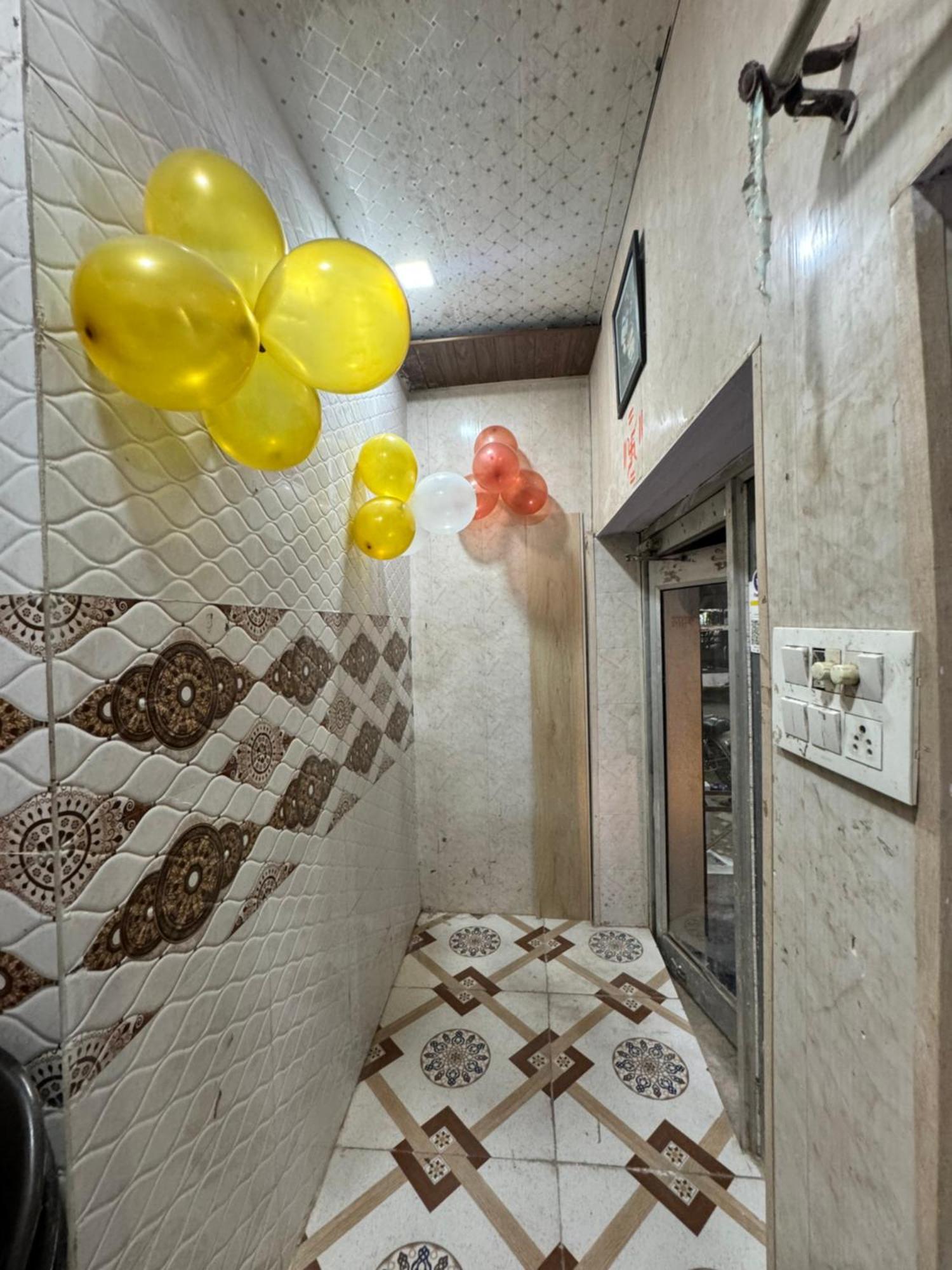 Pakhi Residency Hotel Vrindāvan Екстериор снимка