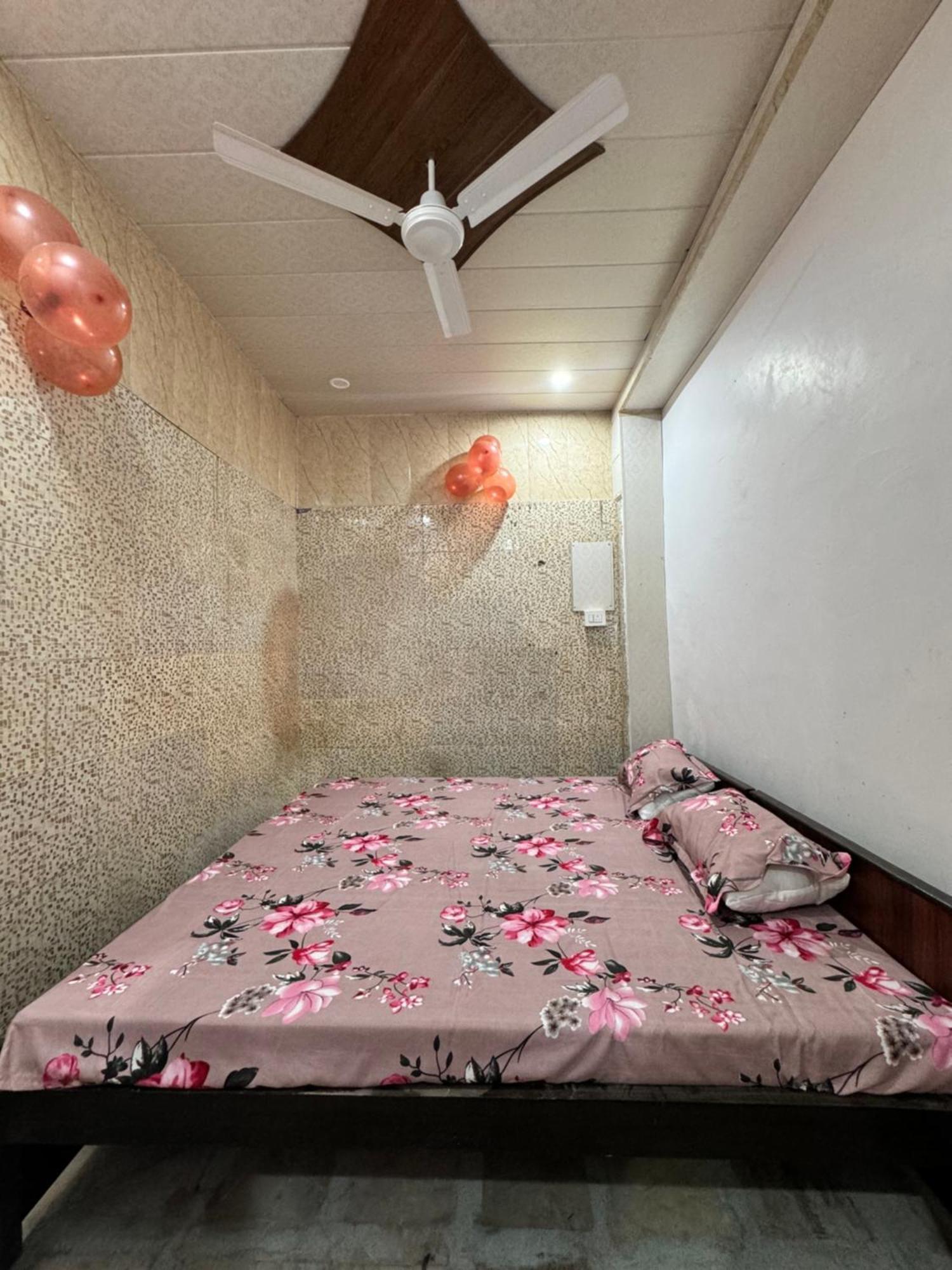 Pakhi Residency Hotel Vrindāvan Екстериор снимка