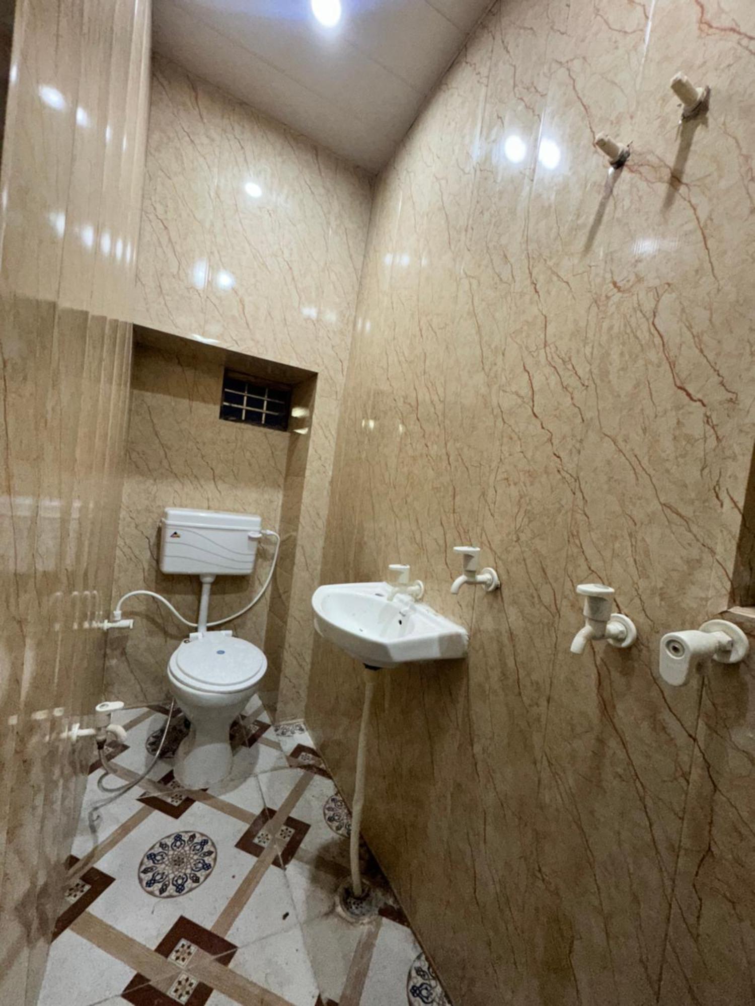 Pakhi Residency Hotel Vrindāvan Екстериор снимка