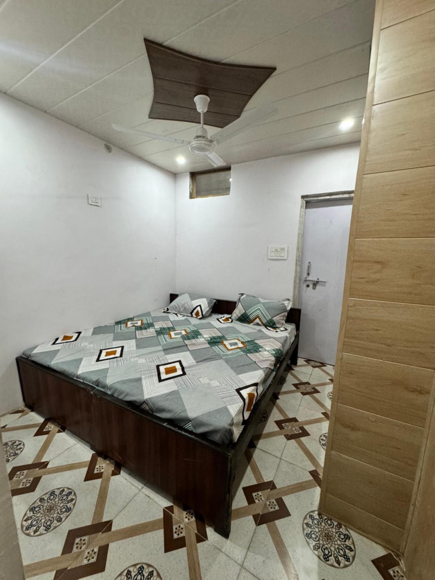 Pakhi Residency Hotel Vrindāvan Екстериор снимка