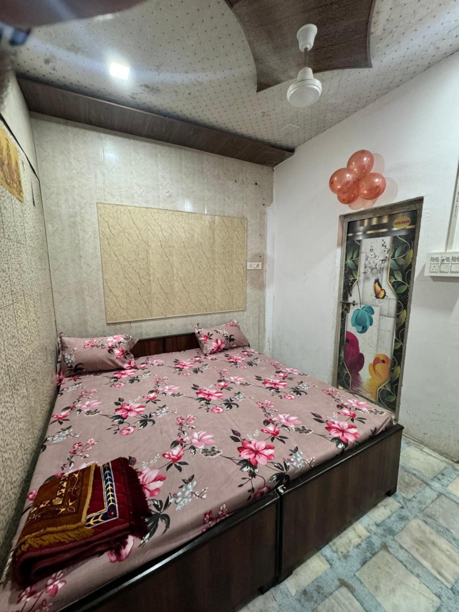 Pakhi Residency Hotel Vrindāvan Екстериор снимка